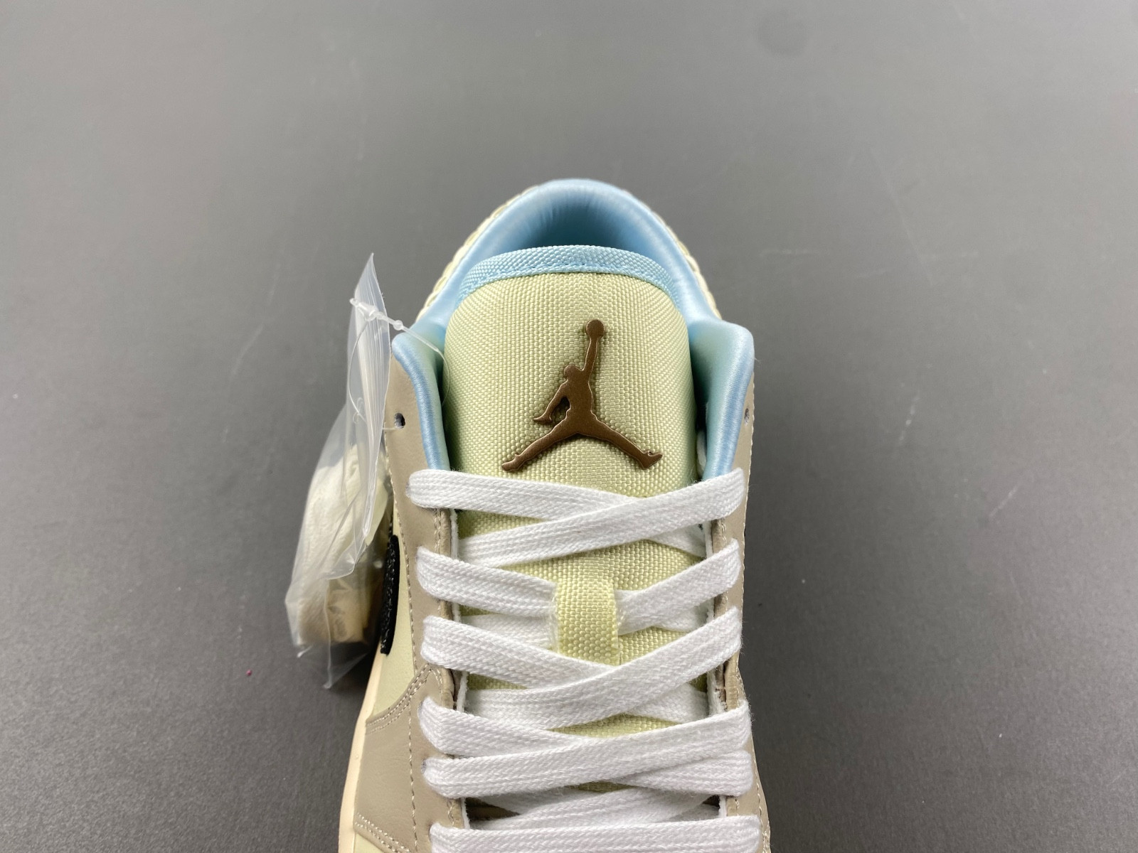 air jordan 1 low drops in neutral “sanddrift” hq3440-101