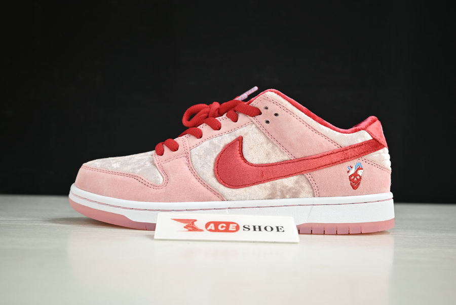 strangelove x nike sb dunk low “valentine’s day” ct2552-800