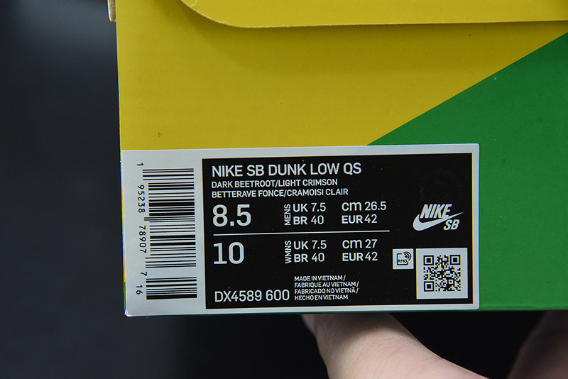 skate like a girl x nike sb dunk low dx4589-600