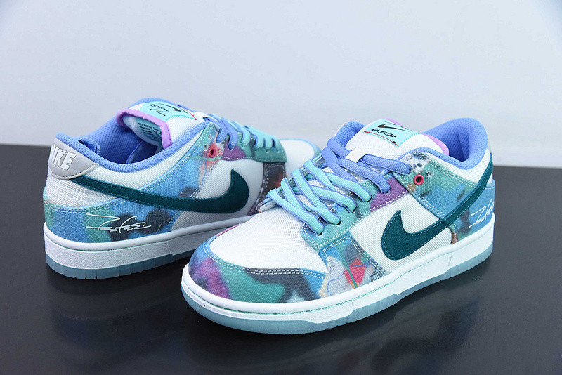 futura laboratories x nike dunk low sb