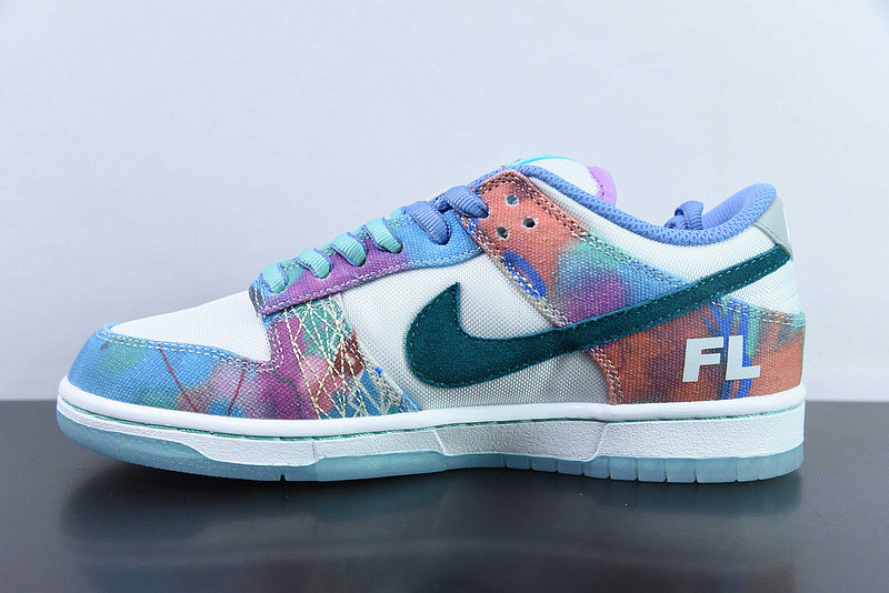futura laboratories x nike dunk low sb