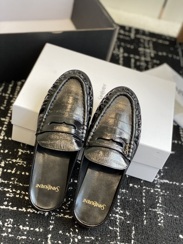 SAINT LAURENT Sneaker