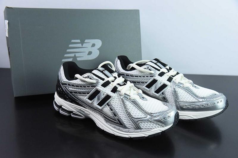 NEW BALANCE SNEAKER