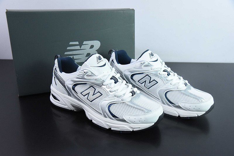 NEW BALANCE SNEAKER